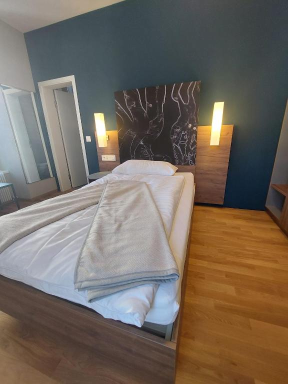 Postel nebo postele na pokoji v ubytování Hotel Post Glarnerhof