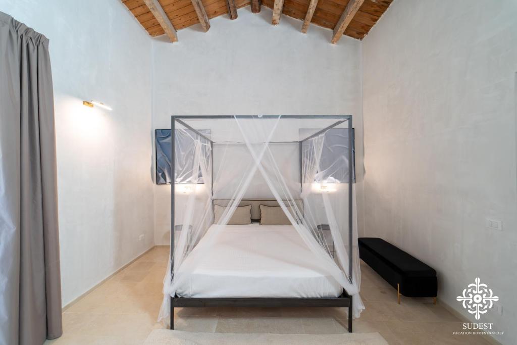 Postel nebo postele na pokoji v ubytování Casa Philomena - Noto Design Rooms