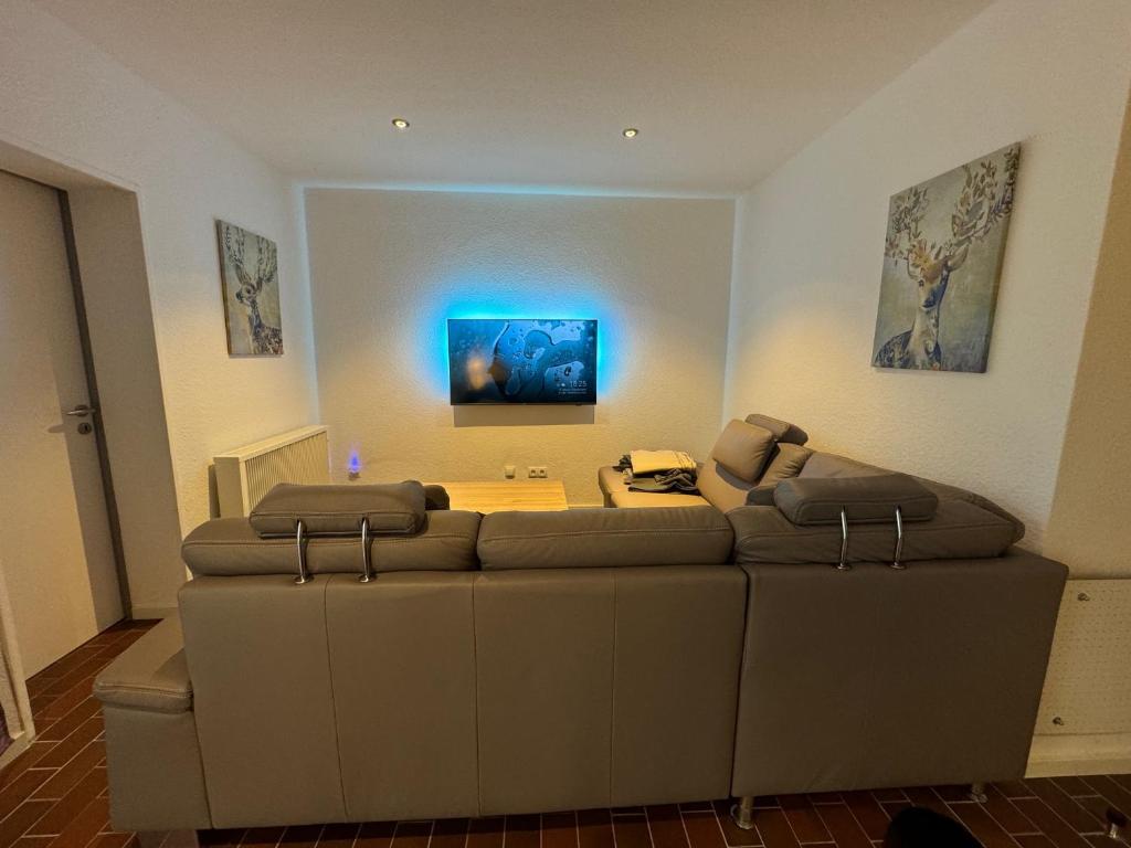 una sala de estar con un sofá y una mesa en Ferienhaus Nordstrand, en Horumersiel