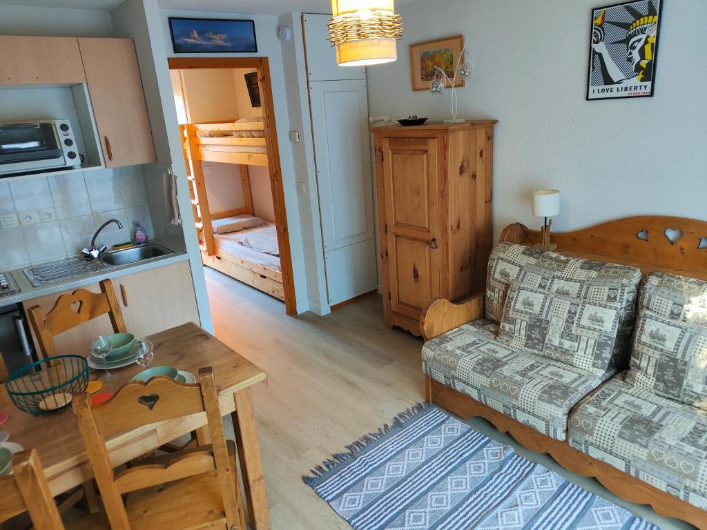 un salon avec un canapé et une table dans l'établissement Ambiance chalet et belle terrasse, à Thollon-les-Mémises