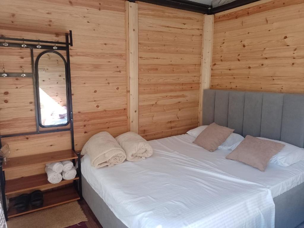 Postel nebo postele na pokoji v ubytování Cabina Boge Albania