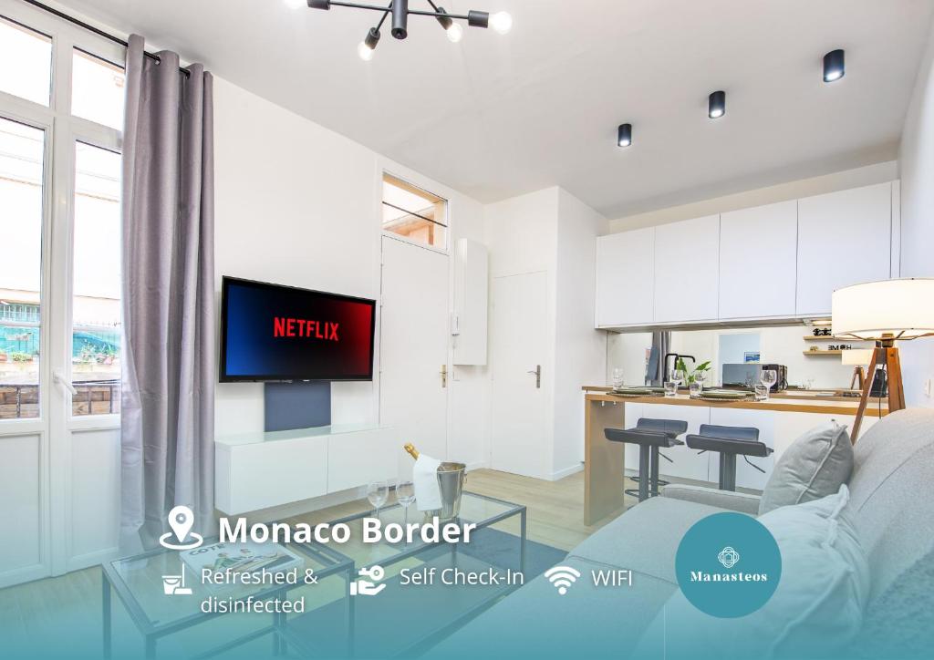 Il comprend un salon blanc avec une télévision et une cuisine. dans l'établissement Monaco border - Joli appartement rénové - CK, à Beausoleil