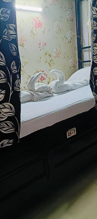 Postel nebo postele na pokoji v ubytování New Mahira Dormitory