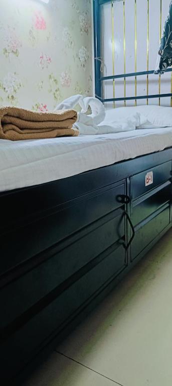 Postel nebo postele na pokoji v ubytování New Mahira Dormitory