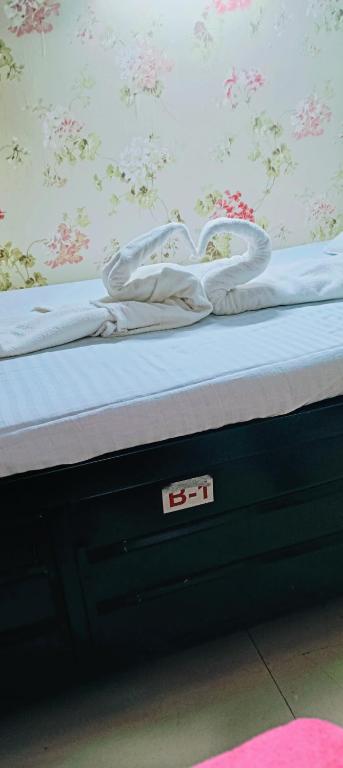 Postel nebo postele na pokoji v ubytování New Mahira Dormitory