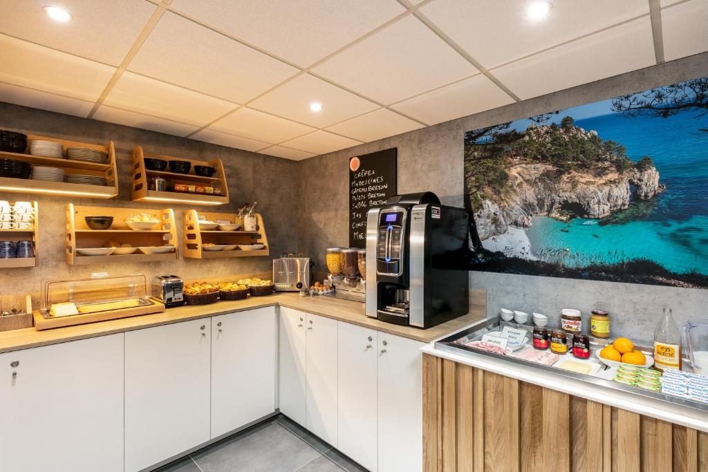 Kuchyň nebo kuchyňský kout v ubytování Brit Hotel Iroise Brest