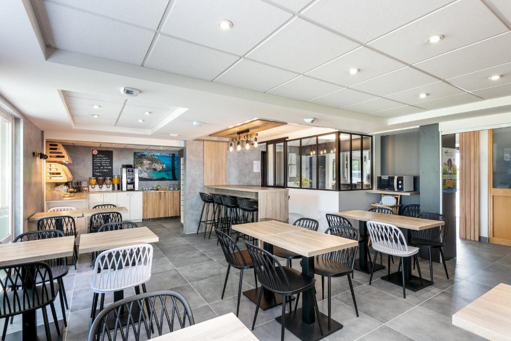 Kuchyň nebo kuchyňský kout v ubytování Brit Hotel Iroise Brest