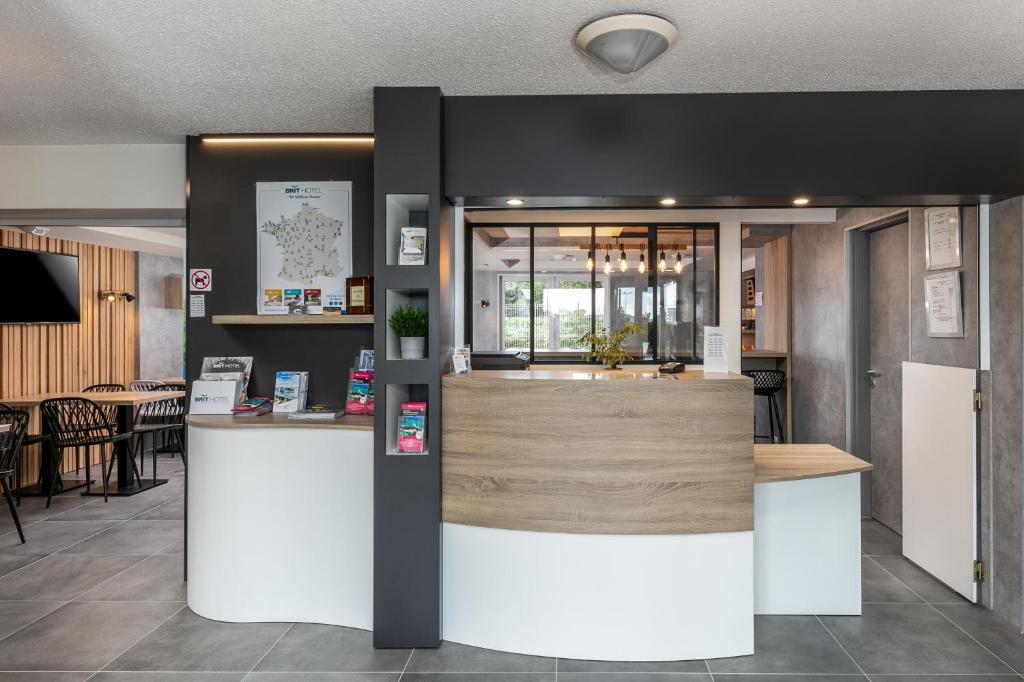 Lounge nebo bar v ubytování Brit Hotel Iroise Brest