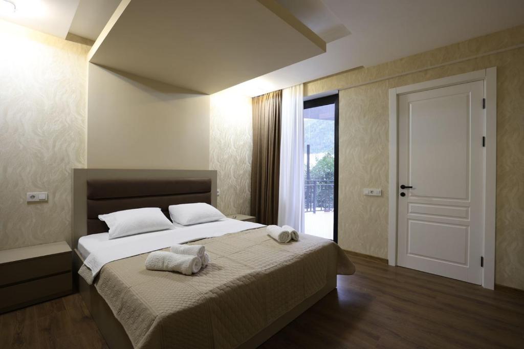 een slaapkamer met een bed met twee handdoeken erop bij Chanko Apartment in Borjomi