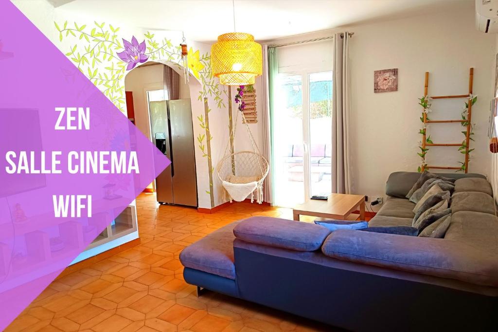 un salon avec un canapé bleu dans une pièce dans l'établissement Villa Naïs 126m2-Zen-Salle Cinéma-Piscine, à La Valette-du-Var