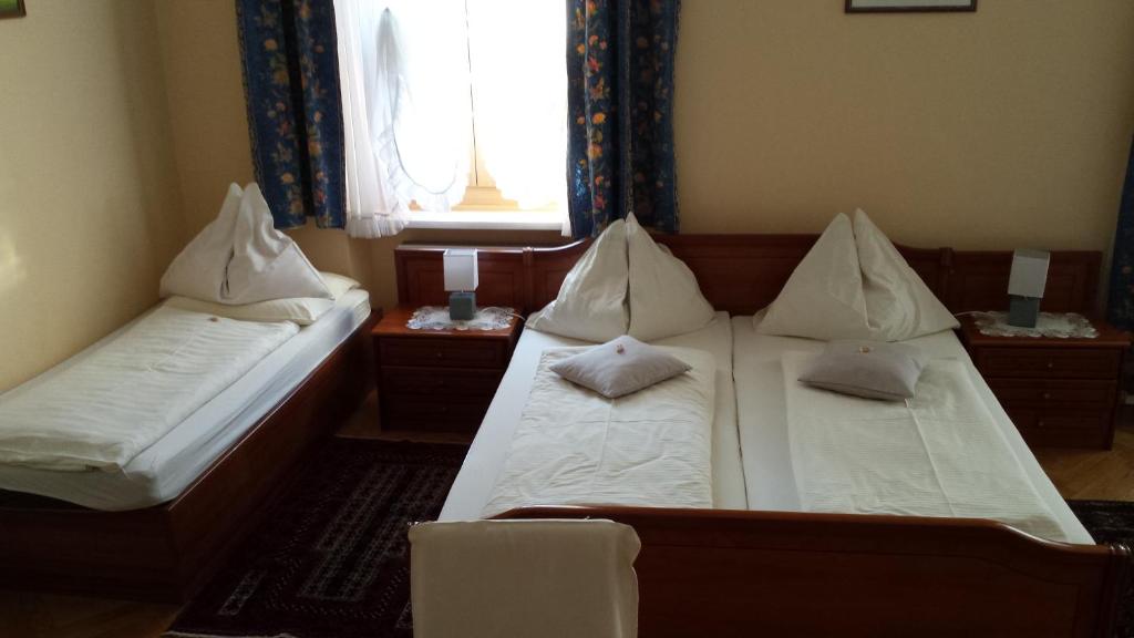 A bed or beds in a room at Privatpension Lang
