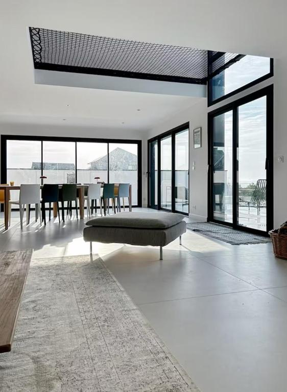 un salon avec un lit et une salle à manger dans l'établissement Villa Poppy - piscine, proche plage, à Roscoff