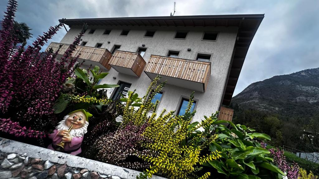 a building with flowers in front of it at Agriturismo Ai 7 nani appartamenti Sosta Dolomitica in Peron