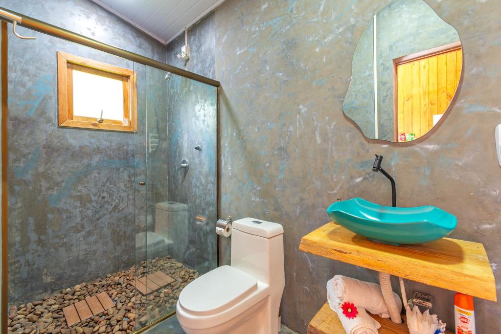 Koupelna v ubytování Chalé com Hidromassagem Próximo ao Templo Budista