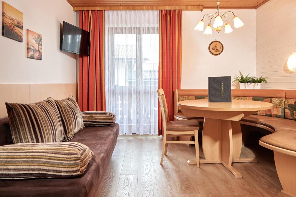 Televízia a/alebo spoločenská miestnosť v ubytovaní Pension Vorberghof- Bauernhofurlaub