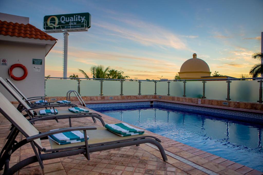 Bazén v ubytování Quality Inn Mazatlan nebo v jeho okolí