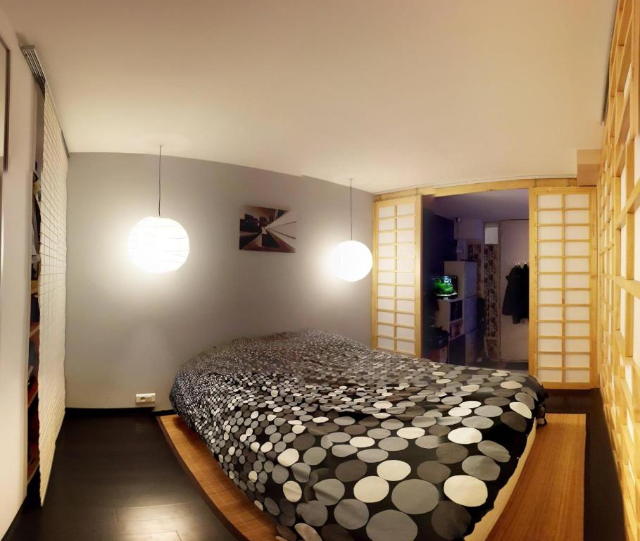 - une chambre dotée d'un lit avec deux lumières dans l'établissement Danton, à Toulon