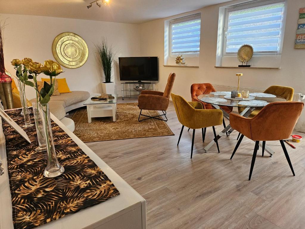 ein Wohnzimmer mit Tisch und Stühlen in der Unterkunft Lounge 1 in Koblenz