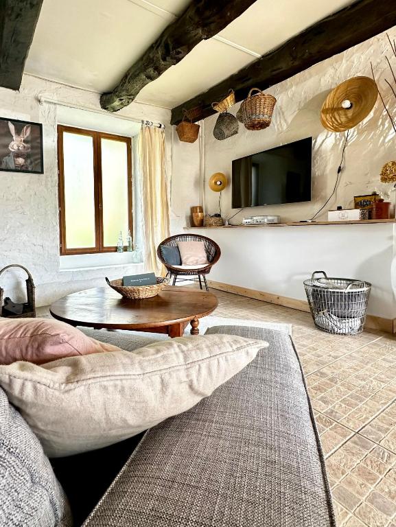 un salon avec un canapé et une table dans l'établissement La Casa aux Pommiers, à Guilliers