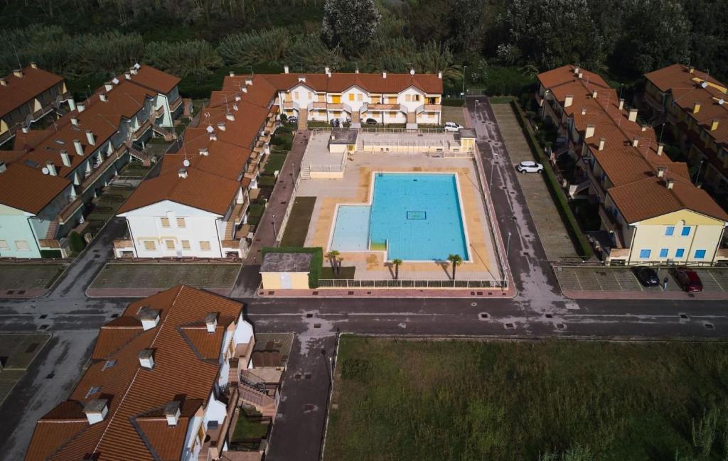 Bazén v ubytovaní Homely flat in a residence with pool in Rosolina alebo v jeho blízkosti