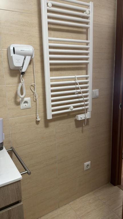 baño con calentador y teléfono en la pared en Plaza America Home, en Vigo
