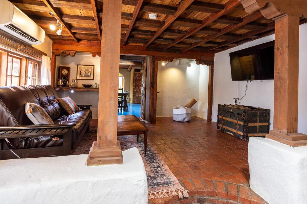 ein Wohnzimmer mit Sofa und Fernseher in der Unterkunft Casa Corazon in Santa Fe