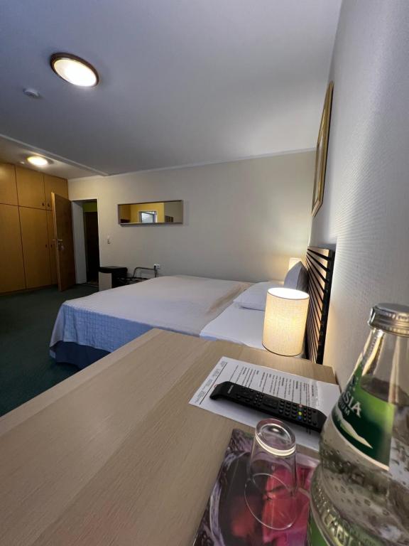 Postel nebo postele na pokoji v ubytování Hotel Residenz Stockstadt