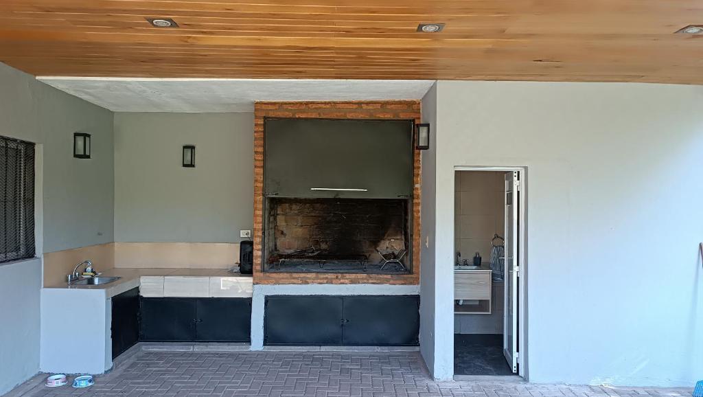 une salle de bain avec un lavabo et un miroir dans l'établissement Funes casa, à Funes