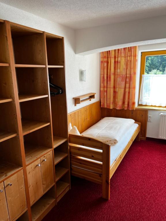 A bed or beds in a room at Haus Steissbach