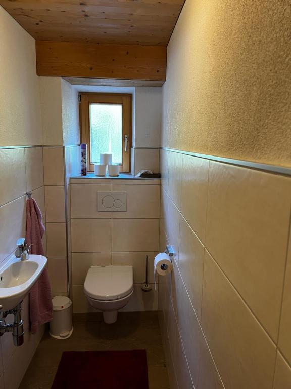 A bathroom at Haus Steissbach