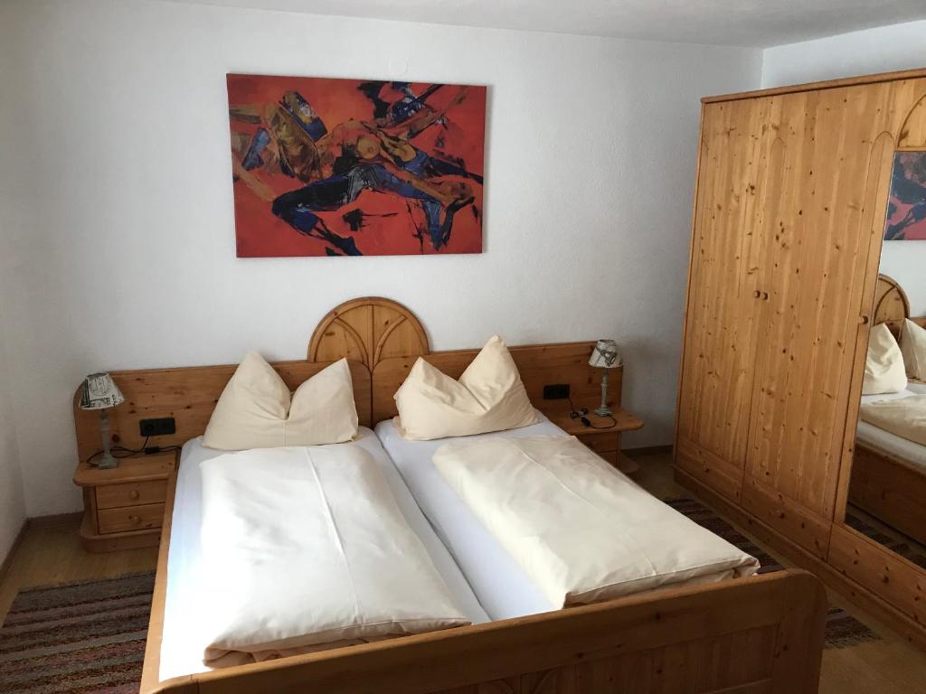 A bed or beds in a room at Haus Steissbach