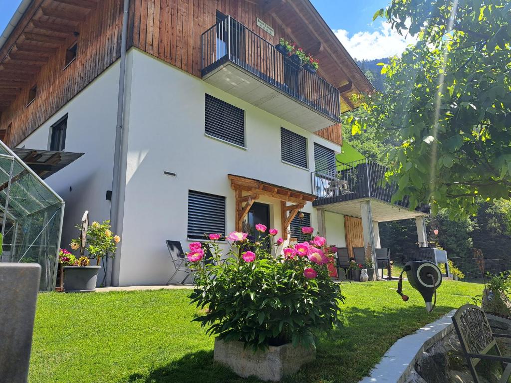 Zahrada ubytování Haus Carmen, Familienfreundliche 4 Edelweiss Ferienwohnung mit TOP Einrichtung