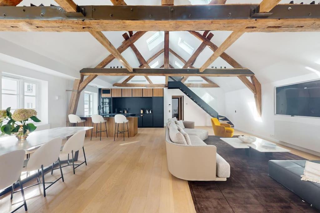 - une salle à manger et un salon avec des plafonds en bois dans l'établissement A pearl of Paris, à Paris