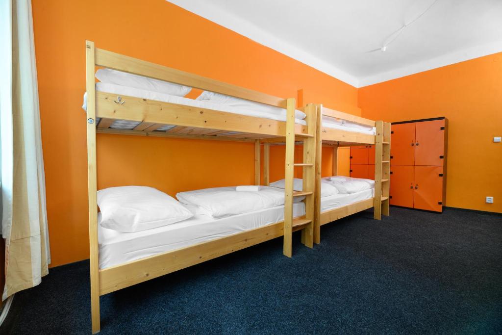 Postel nebo postele na pokoji v ubytování Benedikt City Center Hostel