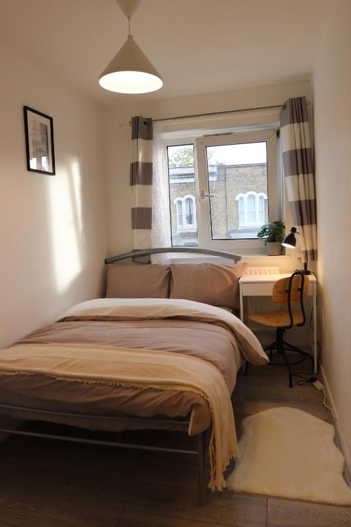 Bow House - SleepyLodge - Single Room With Shared Bathroom