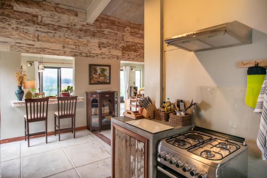 Kuchyň nebo kuchyňský kout v ubytování Green Cottage Chamarel