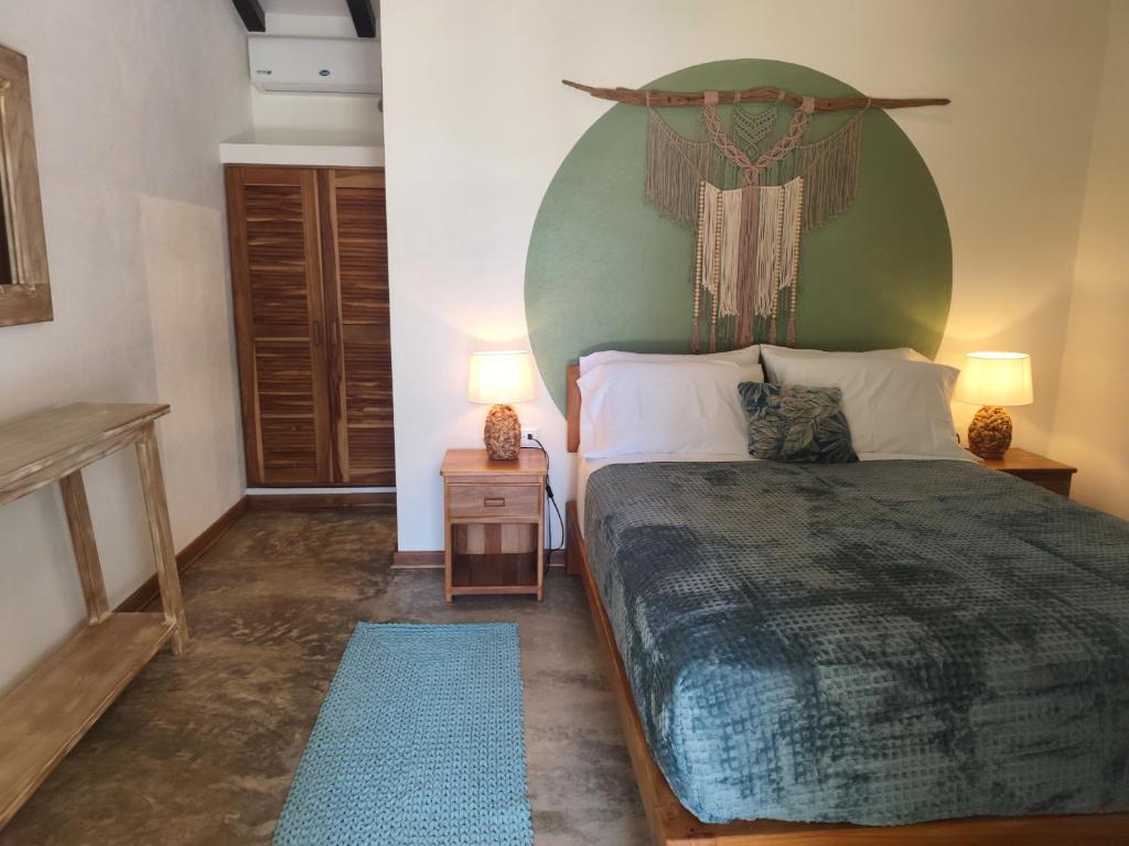 Postel nebo postele na pokoji v ubytování Tiki Lodge Hotel de Charme