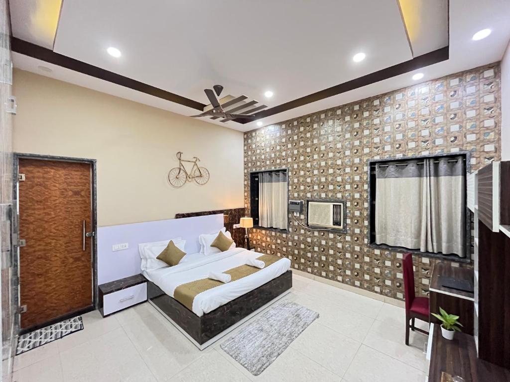 Postel nebo postele na pokoji v ubytování GoBravo 11 - 6BHK Farm with Pool and Garden - Gurgaon