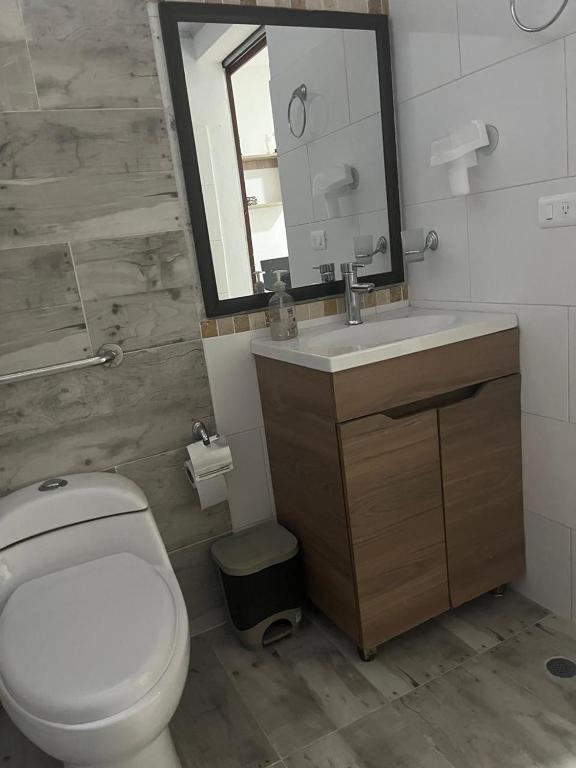 Een badkamer bij Hostal los profes