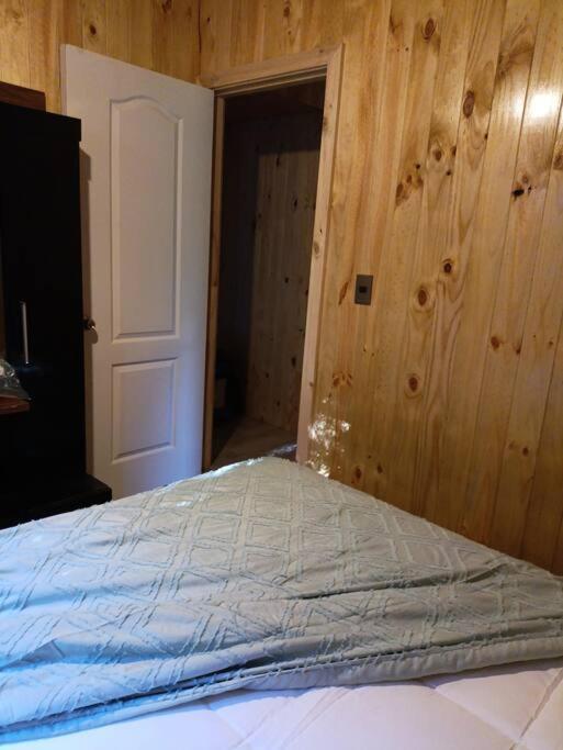 Cama o camas de una habitación en Cabaña Entre Arrayanes Número 2