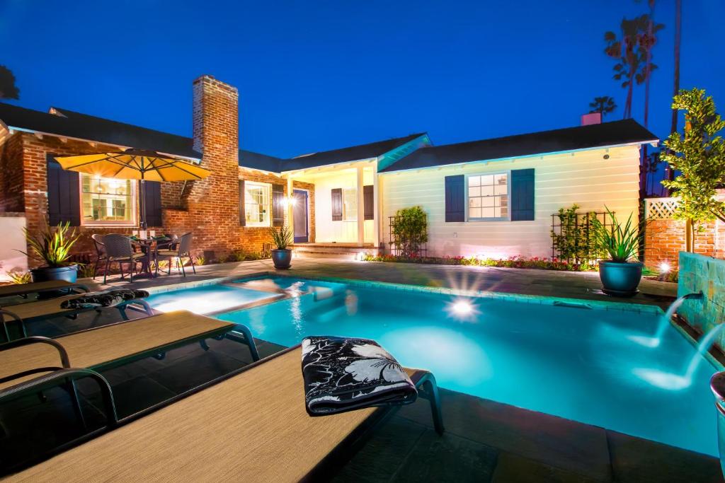- une piscine dans l'arrière-cour d'une maison la nuit dans l'établissement Las Palmas Escape, à San Diego