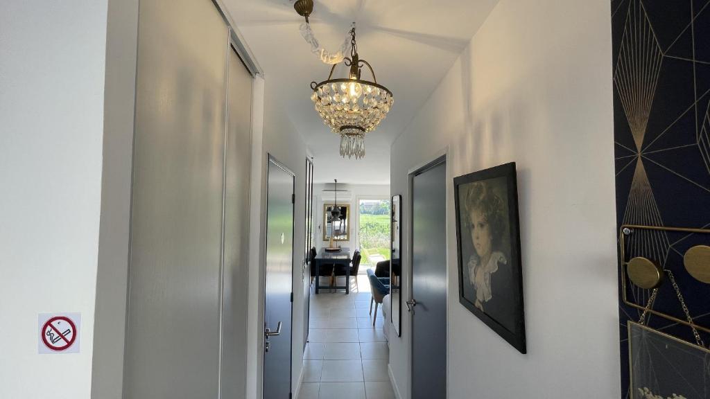 Telewizja i/lub zestaw kina domowego w obiekcie Le Clos Du Moulin 2 - Home 3 bedroom, garden, near Avignon, in Provence