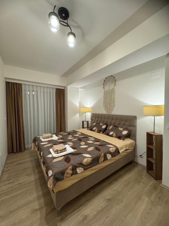 une chambre avec un grand lit dans une pièce dans l'établissement Miteski Apartment, à Ohrid