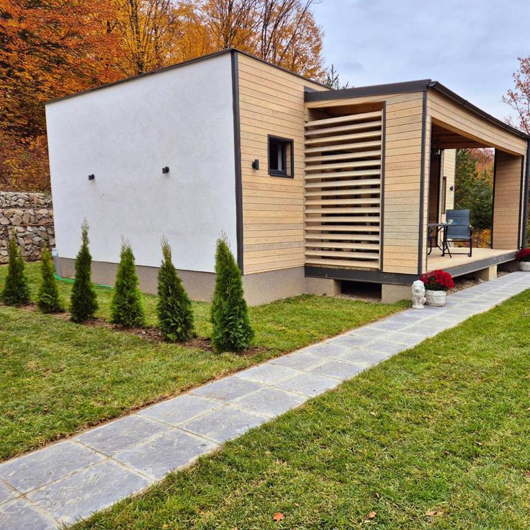 a small house in a garden with a pathway at Grand View Slanic Moldova in Slănic-Moldova