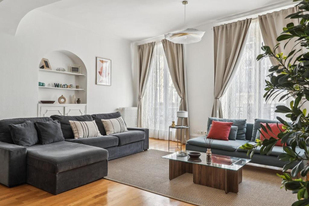 un salon avec un canapé et une table dans l'établissement Charming Apartment 1 BR 4 persons - Opera Bourse, à Paris