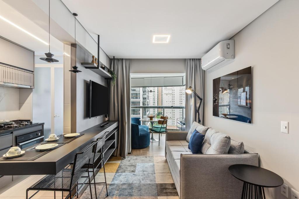 Hotel Magnífico Apto Luxo 50m2 com Vaga Garagem, a living room with a couch and a table at Magnífico Apto Luxo 50m2 com Vaga Garagem in São Paulo