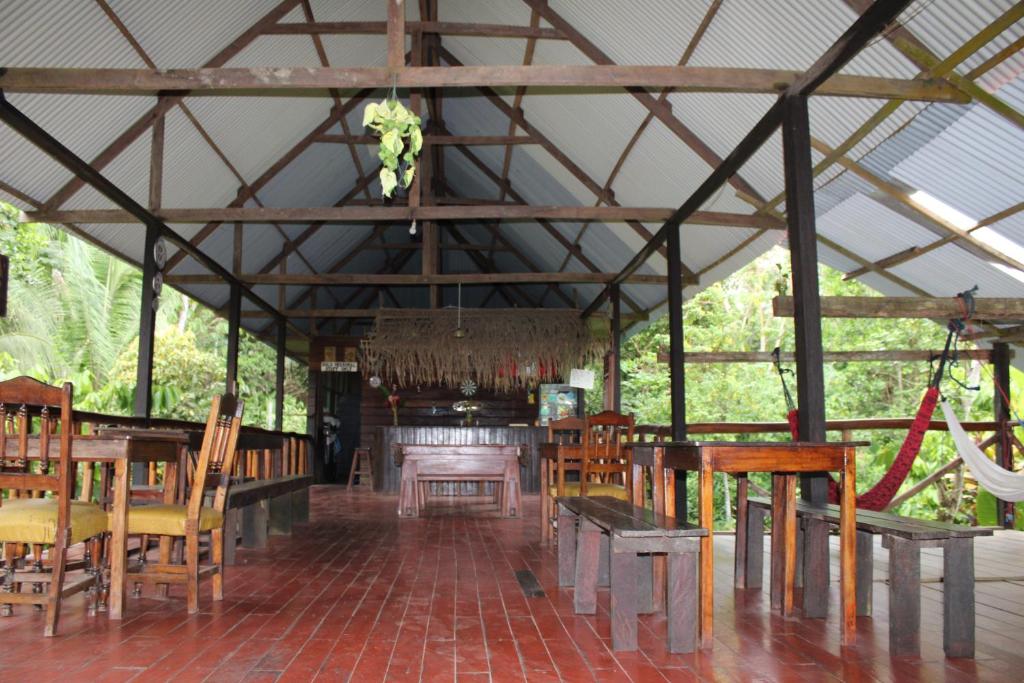 Restaurace v ubytování La Cachuela Lodge & Hostel