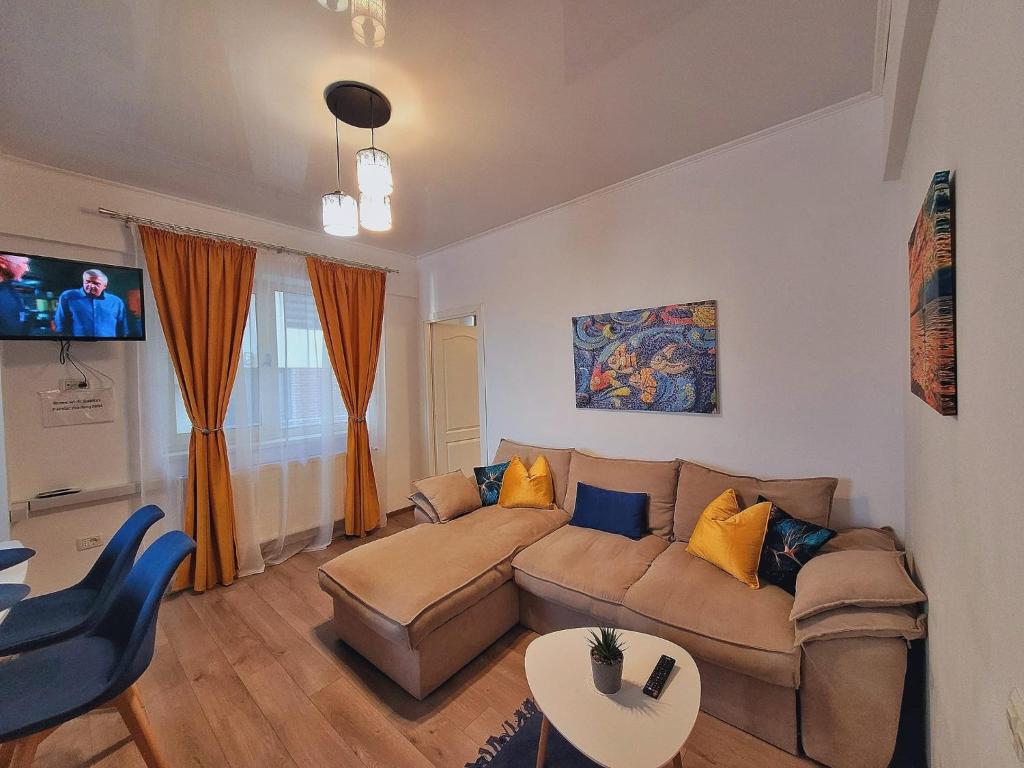 a living room with a couch and a table at Apartament GabRox in Mamaia Sat/Năvodari
