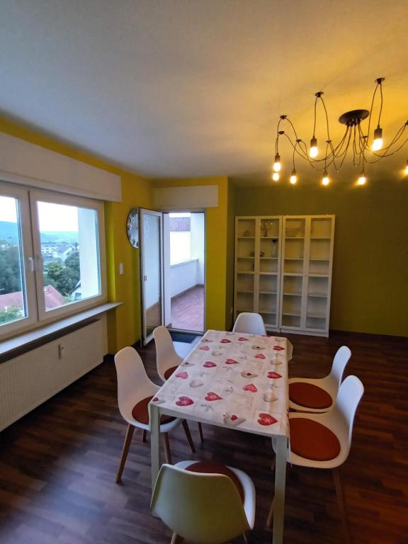 une salle à manger avec une table et des chaises dans l'établissement Ferienwohnung 98mq, à Konz