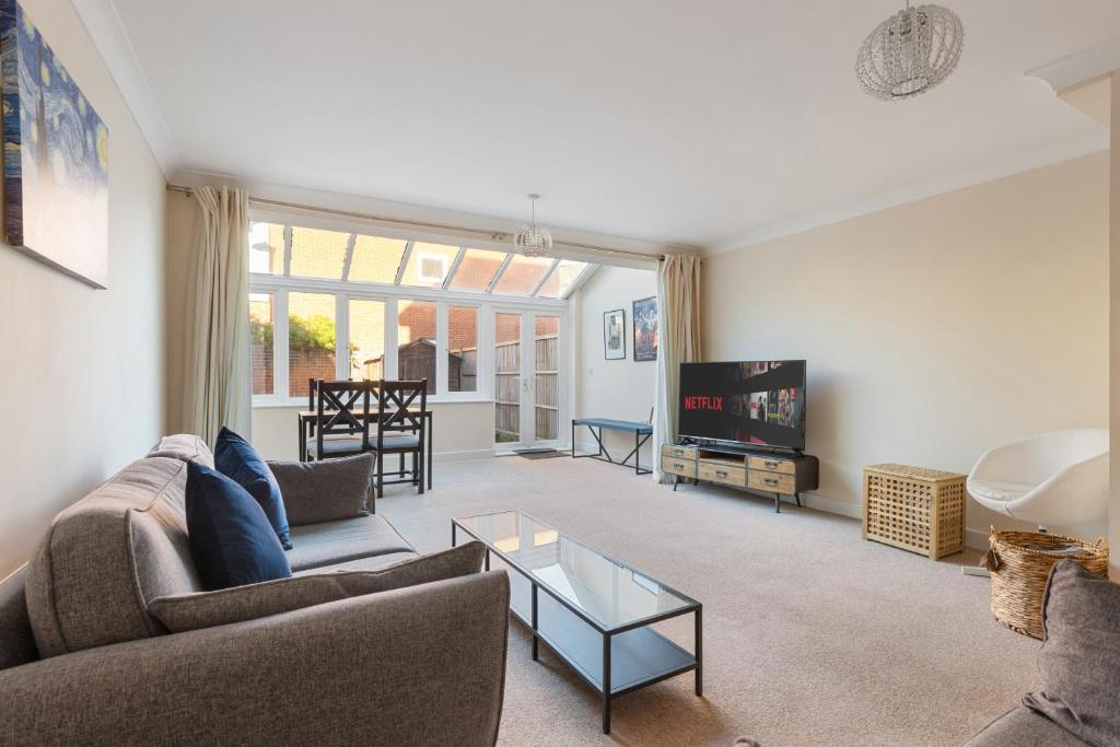 4Bed House Redhill Train Station - Housity
